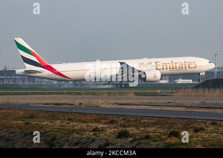 Emirates Boeing 777-300ER avions vu tôt le matin voler sur l'approche finale pour l'atterrissage à l'aéroport international ECAM d'Amsterdam Schiphol AMS. L'avion large Boeing 777 est immatriculé A6-EGN et est équipé de 2x moteurs à jet GE. EK exploite la plus grande flotte d'Airbus A380 et de Boeing 777 au monde. Emirates est la plus grande compagnie aérienne et porte-drapeau des Émirats arabes Unis, est basé à l'aéroport international DXB de Dubaï. Le nombre de passagers de l'aviation mondiale a diminué en raison des restrictions de voyage, des mesures de sécurité telles que le verrouillage, la quarantaine et Banque D'Images