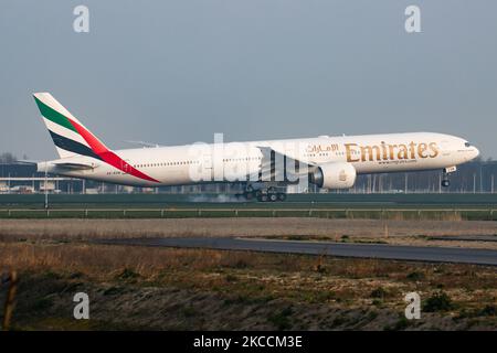 Emirates Boeing 777-300ER avions vu tôt le matin voler sur l'approche finale pour l'atterrissage à l'aéroport international ECAM d'Amsterdam Schiphol AMS. L'avion large Boeing 777 est immatriculé A6-EGN et est équipé de 2x moteurs à jet GE. EK exploite la plus grande flotte d'Airbus A380 et de Boeing 777 au monde. Emirates est la plus grande compagnie aérienne et porte-drapeau des Émirats arabes Unis, est basé à l'aéroport international DXB de Dubaï. Le nombre de passagers de l'aviation mondiale a diminué en raison des restrictions de voyage, des mesures de sécurité telles que le verrouillage, la quarantaine et Banque D'Images