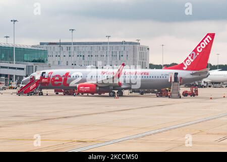 Jet2 Boeing 737-800 vus sur le tarmac de l'aéroport Stansted de Londres STN devant le terminal. Le Boeing 737 est immatriculé G-JZHZ, le nom Jet2 Lanzarote et est équipé de 2x moteurs à jet CFMI. Jet2.com Limited est une compagnie britannique de loisirs à bas prix avec des vols réguliers et des vols charter. La compagnie aérienne annule les forfaits vacances et les vols jusqu'à fin juin 2021, accusant le gouvernement britannique de certaines incertitudes quant au redémarrage de ses voyages internationaux condamnés par les compagnies aériennes. Le nombre de passagers de l'aviation mondiale a diminué en raison des restrictions de voyage, des mesures de sécurité su Banque D'Images