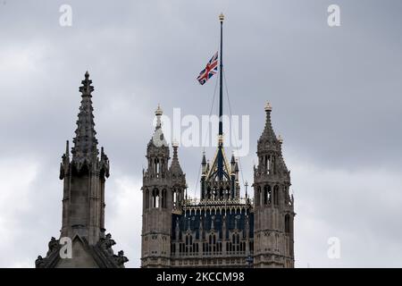 Le drapeau de l'Union vole en Berne depuis la tour Victoria des chambres du Parlement à Londres, en Angleterre, sur 12 avril 2021. Les députés sont retournés à la Chambre des communes aujourd'hui pour une séance d'hommages parlementaires au prince Philip, duc d'Édimbourg, décédé vendredi à l'âge de 99 ans. Une période de deuil national, au cours de laquelle les drapeaux de l'Union flotteront en Berne, se poursuivra jusqu'au matin suivant les funérailles du duc, qui aura lieu ce samedi. (Photo de David Cliff/NurPhoto) Banque D'Images