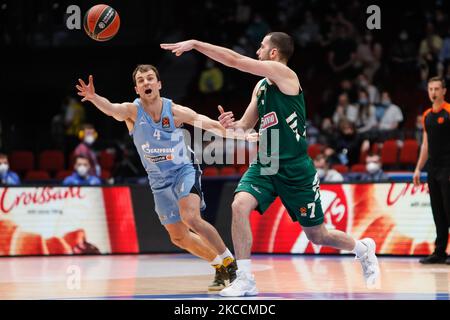 Kevin Pangos (L) de Zenit St Petersbourg tente d'intercepter un passage par Eleftherios Bochoridis (R) de Panathinaikos OPAP Athènes pendant le match de basketball Euroligue entre Zenit St Petersbourg et Panathinaikos OPAP Athènes sur 12 avril 2021 au Palais des sports de Yubileyny à Saint Petersbourg, Russie. (Photo de Mike Kireev/NurPhoto) Banque D'Images