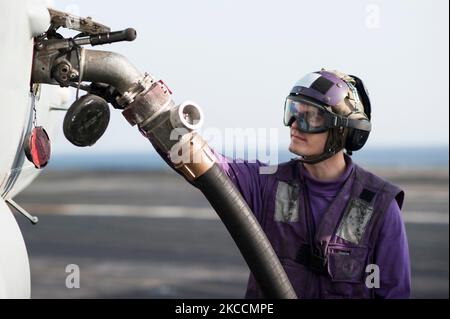 U.S. Navy Airman alimente un avion F/A-18C Hornet. Banque D'Images