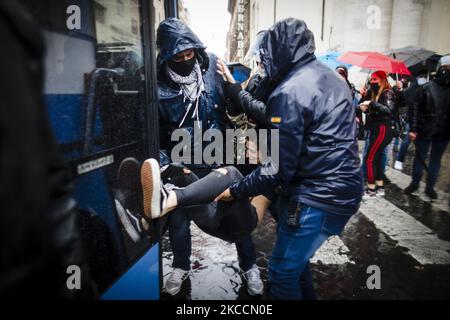 Un manifestant est détenu lors d'une manifestation organisée par le mouvement 'IoApro' (I open) contre les mesures de restriction visant à freiner la propagation de la COVID-19, à Rome, lundi, 12 avril 2021. Des centaines de manifestants se sont rassemblés dans le centre de Rome pour demander le redémarrage des activités forcées de s'arrêter en raison des restrictions du Covid-19. (Photo de Christian Minelli/NurPhoto) Banque D'Images