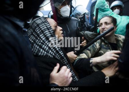 Un manifestant est détenu lors d'une manifestation organisée par le mouvement 'IoApro' (I open) contre les mesures de restriction visant à freiner la propagation de la COVID-19, à Rome, lundi, 12 avril 2021. Des centaines de manifestants se sont rassemblés dans le centre de Rome pour demander le redémarrage des activités forcées de s'arrêter en raison des restrictions du Covid-19. (Photo de Christian Minelli/NurPhoto) Banque D'Images