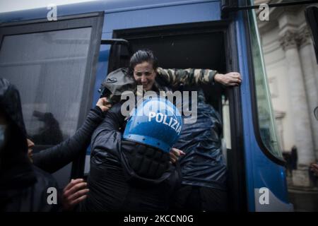 Un manifestant est détenu lors d'une manifestation organisée par le mouvement 'IoApro' (I open) contre les mesures de restriction visant à freiner la propagation de la COVID-19, à Rome, lundi, 12 avril 2021. Des centaines de manifestants se sont rassemblés dans le centre de Rome pour demander le redémarrage des activités forcées de s'arrêter en raison des restrictions du Covid-19. (Photo de Christian Minelli/NurPhoto) Banque D'Images