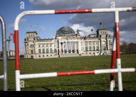 Le bâtiment du Recihstag, siège du Bundestag allemand de la Chambre basse du Parlement est vu par une clôture à Berlin, Allemagne sur 5 avril 2021. (Photo par Emmanuele Contini/NurPhoto) Banque D'Images