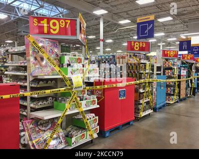 Le ruban de mise en garde jaune bloque les allées où des marchandises ne peuvent pas être vendues dans un magasin Walmart pendant la pandémie du nouveau coronavirus (COVID-19) à Toronto, Ontario, Canada, on 12 avril 2021. Le premier jour de la dernière commande de l'état d'urgence et de séjour à la maison de la COVID-19 en Ontario, les magasins à grande caisse ont été contraints d'adopter de nouvelles mesures pour bloquer les articles jugés non essentiels par le gouvernement provincial. La dernière commande a fermé les petits détaillants pour leurs achats en personne et leur a permis d'offrir uniquement le ramassage ou la livraison sur le trottoir. Cette fois-ci, cependant, les grands détaillants peuvent rester ouverts, mais seulement vendre des Banque D'Images