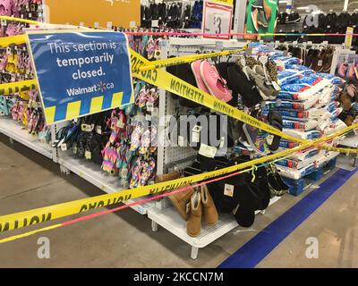 Du ruban d'avertissement jaune et des palettes bloquent les allées où les marchandises ne peuvent pas être vendues dans un magasin Walmart pendant la pandémie du nouveau coronavirus (COVID-19) à Toronto, Ontario, Canada, on 12 avril 2021. Le premier jour de la dernière commande de l'état d'urgence et de séjour à la maison de la COVID-19 en Ontario, les magasins à grande caisse ont été contraints d'adopter de nouvelles mesures pour bloquer les articles jugés non essentiels par le gouvernement provincial. La dernière commande a fermé les petits détaillants pour leurs achats en personne et leur a permis d'offrir uniquement le ramassage ou la livraison sur le trottoir. Cette fois-ci, cependant, les grands détaillants peuvent rester ouverts mais o Banque D'Images