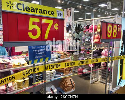 Du ruban d'avertissement jaune et des palettes bloquent les allées où les marchandises ne peuvent pas être vendues dans un magasin Walmart pendant la pandémie du nouveau coronavirus (COVID-19) à Toronto, Ontario, Canada, on 12 avril 2021. Le premier jour de la dernière commande de l'état d'urgence et de séjour à la maison de la COVID-19 en Ontario, les magasins à grande caisse ont été contraints d'adopter de nouvelles mesures pour bloquer les articles jugés non essentiels par le gouvernement provincial. La dernière commande a fermé les petits détaillants pour leurs achats en personne et leur a permis d'offrir uniquement le ramassage ou la livraison sur le trottoir. Cette fois-ci, cependant, les grands détaillants peuvent rester ouverts mais o Banque D'Images