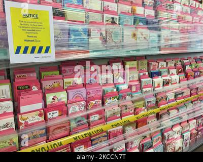 Le ruban de mise en garde jaune bloque les allées où des marchandises ne peuvent pas être vendues dans un magasin Walmart pendant la pandémie du nouveau coronavirus (COVID-19) à Toronto, Ontario, Canada, on 12 avril 2021. Le premier jour de la dernière commande de l'état d'urgence et de séjour à la maison de la COVID-19 en Ontario, les magasins à grande caisse ont été contraints d'adopter de nouvelles mesures pour bloquer les articles jugés non essentiels par le gouvernement provincial. La dernière commande a fermé les petits détaillants pour leurs achats en personne et leur a permis d'offrir uniquement le ramassage ou la livraison sur le trottoir. Cette fois-ci, cependant, les grands détaillants peuvent rester ouverts, mais seulement vendre des Banque D'Images