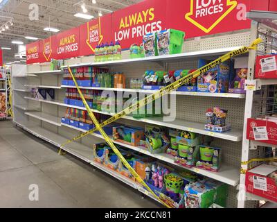 Le ruban de mise en garde jaune bloque les allées où des marchandises ne peuvent pas être vendues dans un magasin Walmart pendant la pandémie du nouveau coronavirus (COVID-19) à Toronto, Ontario, Canada, on 12 avril 2021. Le premier jour de la dernière commande de l'état d'urgence et de séjour à la maison de la COVID-19 en Ontario, les magasins à grande caisse ont été contraints d'adopter de nouvelles mesures pour bloquer les articles jugés non essentiels par le gouvernement provincial. La dernière commande a fermé les petits détaillants pour leurs achats en personne et leur a permis d'offrir uniquement le ramassage ou la livraison sur le trottoir. Cette fois-ci, cependant, les grands détaillants peuvent rester ouverts, mais seulement vendre des Banque D'Images