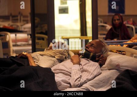 Les patients se reposent à l'intérieur d'une salle de banquet, temporairement transformée en une installation de quarantaine improvisée, au milieu de la propagation de la maladie du coronavirus (COVID-19), à New Delhi, en Inde, sur 13 avril 2021. L'Inde a signalé lundi 168 912 nouveaux cas de coronavirus au cours des 24 dernières heures pour dépasser le Brésil en tant que deuxième pays Covid-19 le plus touché au monde. (Photo de Mayank Makhija/NurPhoto) Banque D'Images