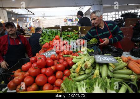 Les gens achètent de la nourriture dans un marché le premier jour du mois du Ramadan à Alger, Algérie sur 13 avril 2021 l'Algérie fait l'expérience de la stabilité dans le décompte quotidien du virus Corona, avec 129 cas et quatre morts dans le dernier résultat (photo de Billal Bensalem/NurPhoto) Banque D'Images