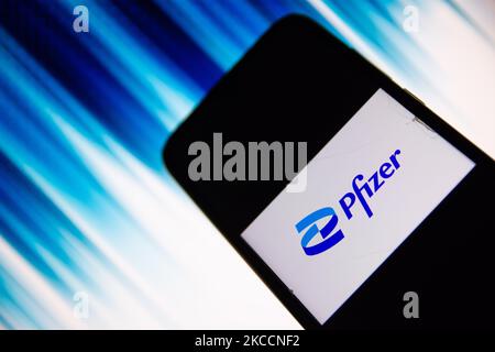 Dans cette illustration, le logo Pfizer est affiché sur un écran de smartphone à Athènes, Grèce sur 13 avril 2021 (photo Illustration de Nikolas Kokovlis/NurPhoto) Banque D'Images