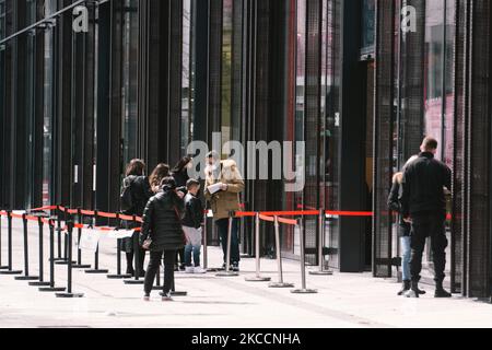 Les gens attendent devant le magasin TK Maxx dans le centre-ville de Düsseldorf, en Allemagne, sur 13 avril 2021 alors que Düsseldorf se lance avec des achats avec des résultats de test négatifs pour lutter contre l'augmentation du taux d'infection à coronavirus. (Photo de Ying Tang/NurPhoto) Banque D'Images