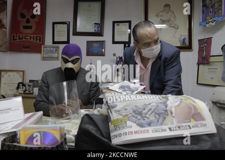 El Fantasma, président et commissaire de la lutte à Mexico, Reste dans son bureau avant une conférence de presse pour dénoncer la tenue d'événements de lutte dans divers secteurs de la capitale tels que Deportivo Morelos dans le district de Venustiano Carranza sans appliquer les protocoles de santé correspondants pendant l'urgence sanitaire de COVID-19 et le feu de circulation orange. Sur Aril 13, 2021 à Mexico, Mexique. (Photo de Gerardo Vieyra/NurPhoto) Banque D'Images