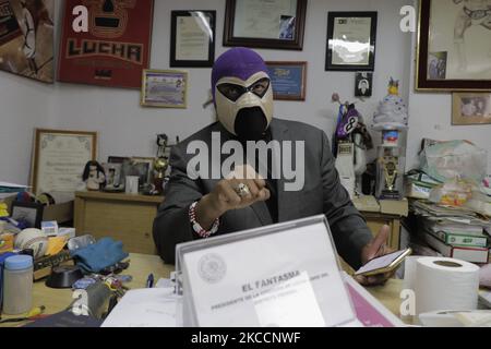 El Fantasma, président et commissaire de la lutte à Mexico, Reste dans son bureau avant une conférence de presse pour dénoncer la tenue d'événements de lutte dans divers secteurs de la capitale tels que Deportivo Morelos dans le district de Venustiano Carranza sans appliquer les protocoles de santé correspondants pendant l'urgence sanitaire de COVID-19 et le feu de circulation orange. Sur Aril 13, 2021 à Mexico, Mexique. (Photo de Gerardo Vieyra/NurPhoto) Banque D'Images