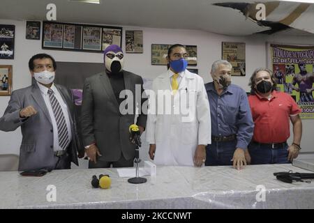 El Fantasma, président et commissaire de lutte à Mexico avec son personnel, a dénoncé lors d'une conférence la tenue d'événements de lutte clandestine dans diverses zones de la capitale, comme Deportivo Morelos dans le district de Venustiano Carranza, Sans appliquer les protocoles sanitaires correspondants à la lumière de l'urgence sanitaire COVID-19 et du feu de circulation orange. Sur Aril 13, 2021 à Mexico, Mexique. (Photo de Gerardo Vieyra/NurPhoto) Banque D'Images