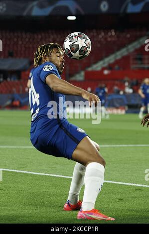 Reece James de Chelsea en action lors du match de finale de deuxième jambe de la Ligue des champions de l'UEFA entre le FC Chelsea et le FC Porto à l'Estadio Ramon Sanchez Pizjuan sur 13 avril 2021 à Séville, Espagne. Les stades sportifs dans toute l'Espagne restent soumis à des restrictions strictes en raison de la pandémie du coronavirus, car les lois de distanciation sociale du gouvernement interdisent aux fans à l'intérieur des lieux, ce qui entraîne le jeu derrière des portes fermées. (Photo de Jose Breton/Pics action/NurPhoto) Banque D'Images