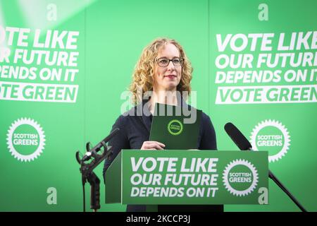 Lorna Slater, co-chef des Verts écossais, lance le programme électoral écossais des Verts écossais lors d'un événement électoral qui s'est tenu au SWG3 Studio Warehouse sur 14 avril 2021 à Glasgow, en Écosse. Leur manifeste contient des projets visant à créer plus de 100 000 emplois dans le cadre de ses plans de relance verte qui réduit les émissions climatiques de l'Écosse. (Photo par Ewan Bootman/NurPhoto) Banque D'Images