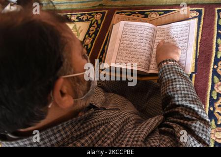 Un cachemirien lit le Saint Coran dans la grande mosquée du Cachemire Jamia Masjid le premier jour du Ramadan à Srinagar, l'Indien a administré Kahsmir le 14 avril 2021. (Photo de Muzamil Mattoo/NurPhoto) Banque D'Images