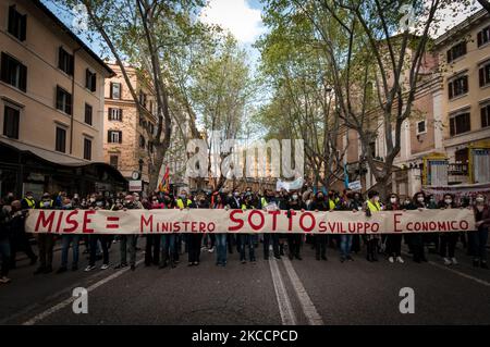 Les employés de la compagnie aérienne nationale Alitalia et les syndicalistes en dehors du Ministère du développement économique contre la possibilité que la société soit redimensionnée, et beaucoup risquent de perdre leur emploi sur 14 avril 2021 à Rome, en Italie. (Photo par Andrea Ronchini/NurPhoto) Banque D'Images