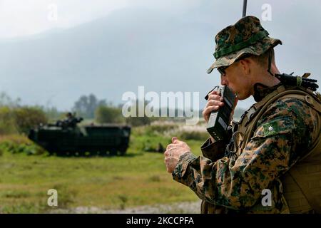 U.S. Marine vérifie les communications. Banque D'Images