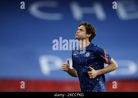 Marcos Alonso, de Chelsea, lors de l'échauffement avant le match de deuxième jambe de la finale de la Ligue des champions de l'UEFA entre le FC Chelsea et le FC Porto à l'Estadio Ramon Sanchez Pizjuan sur 13 avril 2021 à Séville, en Espagne. Les stades sportifs dans toute l'Espagne restent soumis à des restrictions strictes en raison de la pandémie du coronavirus, car les lois de distanciation sociale du gouvernement interdisent aux fans à l'intérieur des lieux, ce qui entraîne le jeu derrière des portes fermées. (Photo de Jose Breton/Pics action/NurPhoto) Banque D'Images