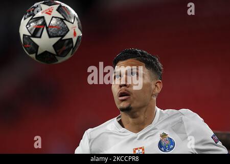 Evanilson de Porto en action lors du match final de deuxième jambe de la Ligue des champions de l'UEFA entre le FC Chelsea et le FC Porto à l'Estadio Ramon Sanchez Pizjuan sur 13 avril 2021 à Séville, Espagne. Les stades sportifs dans toute l'Espagne restent soumis à des restrictions strictes en raison de la pandémie du coronavirus, car les lois de distanciation sociale du gouvernement interdisent aux fans à l'intérieur des lieux, ce qui entraîne le jeu derrière des portes fermées. (Photo de Jose Breton/Pics action/NurPhoto) Banque D'Images