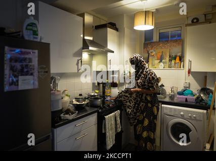 Ifrah Ahmed, une somali-irlandaise vivant à Dublin, nettoie sa cuisine après avoir fini de préparer son dîner iftar (rapide-Breaking) à l'intérieur de son appartement le deuxième jour du Ramadan, pendant le confinement de COVID-19. En raison des restrictions et des fermetures d'enfermement, tous les sites religieux restent fermés afin de minimiser la propagation de la COVID-19. Selon le recensement irlandais de 2016, plus de 63 000 000 musulmans vivaient en République d'Irlande, soit une augmentation de 30 % par rapport aux chiffres du recensement de 2011 (48 000). Le mercredi 14 avril 2021, à Dublin, Irlande. (Photo par Artur Widak/NurPhoto) Banque D'Images