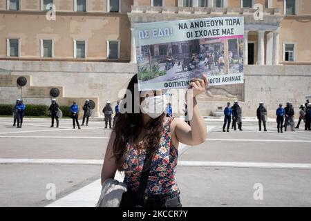 Un étudiant portant un masque facial de protection tient une bannière lors d'une manifestation contre le plan promu par le gouvernement de créer des forces de police universitaires dédiées pour patrouiller les campus d'Athènes, Grèce sur 15 avril 2021. (Photo de Nikolas Kokovovlis/NurPhoto) Banque D'Images