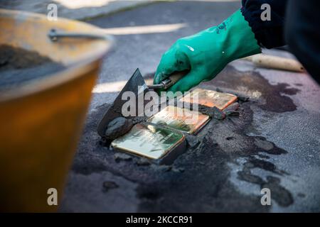 La cérémonie de pose de la Pietre d’Inciampo (Stolpersteine), réalisée par Gunter Demnig, pour commémorer les victimes de la Shoah sur 14 avril 2021 à Milan, Italie (photo d’Alessandro Bremec/NurPhoto) Banque D'Images