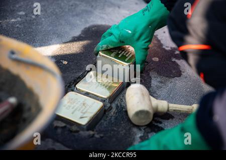 La cérémonie de pose de la Pietre d’Inciampo (Stolpersteine), réalisée par Gunter Demnig, pour commémorer les victimes de la Shoah sur 14 avril 2021 à Milan, Italie (photo d’Alessandro Bremec/NurPhoto) Banque D'Images