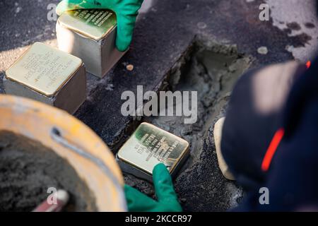 La cérémonie de pose de la Pietre d’Inciampo (Stolpersteine), réalisée par Gunter Demnig, pour commémorer les victimes de la Shoah sur 14 avril 2021 à Milan, Italie (photo d’Alessandro Bremec/NurPhoto) Banque D'Images