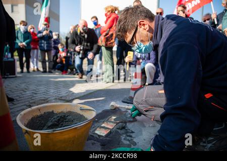 La cérémonie de pose de la Pietre d’Inciampo (Stolpersteine), réalisée par Gunter Demnig, pour commémorer les victimes de la Shoah sur 14 avril 2021 à Milan, Italie (photo d’Alessandro Bremec/NurPhoto) Banque D'Images