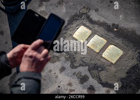 La cérémonie de pose de la Pietre d’Inciampo (Stolpersteine), réalisée par Gunter Demnig, pour commémorer les victimes de la Shoah sur 14 avril 2021 à Milan, Italie (photo d’Alessandro Bremec/NurPhoto) Banque D'Images