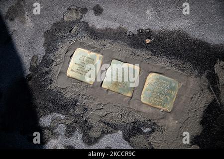 La cérémonie de pose de la Pietre d’Inciampo (Stolpersteine), réalisée par Gunter Demnig, pour commémorer les victimes de la Shoah sur 14 avril 2021 à Milan, Italie (photo d’Alessandro Bremec/NurPhoto) Banque D'Images