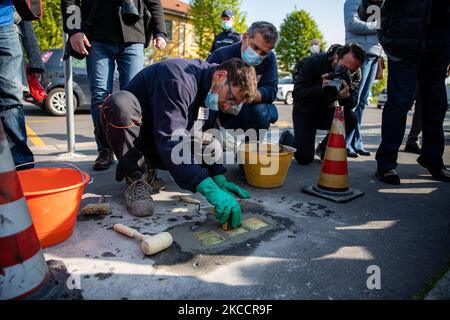 La cérémonie de pose de la Pietre d’Inciampo (Stolpersteine), réalisée par Gunter Demnig, pour commémorer les victimes de la Shoah sur 14 avril 2021 à Milan, Italie (photo d’Alessandro Bremec/NurPhoto) Banque D'Images