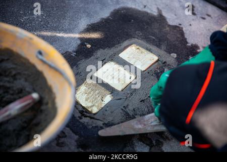 La cérémonie de pose de la Pietre d’Inciampo (Stolpersteine), réalisée par Gunter Demnig, pour commémorer les victimes de la Shoah sur 14 avril 2021 à Milan, Italie (photo d’Alessandro Bremec/NurPhoto) Banque D'Images