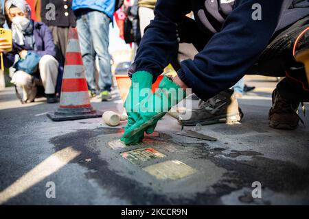 La cérémonie de pose de la Pietre d’Inciampo (Stolpersteine), réalisée par Gunter Demnig, pour commémorer les victimes de la Shoah sur 14 avril 2021 à Milan, Italie (photo d’Alessandro Bremec/NurPhoto) Banque D'Images