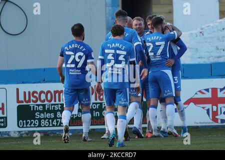 Patrick Brough de Barrow célèbre avec ses coéquipiers après avoir obtenu leur deuxième but lors du match Sky Bet League 2 entre Barrow et Exeter City à Holker Street, Barrow-in-Furness, en Angleterre, le 13th avril 2021. (Photo de Mark Fletcher/MI News/NurPhoto) Banque D'Images