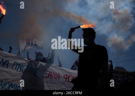 Les étudiants qui utilisent des feux d'artifice lors de manifestations contre le plan promu par le gouvernement visant à créer des forces de police universitaires dédiées pour patrouiller les campus d'Athènes, en Grèce, sur 15 avril 2021. (Photo de Maria Chourdari/NurPhoto) Banque D'Images