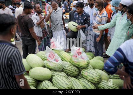 Pendant le lockdown, les commerçants préparent des aliments d'iftar de pastèque à vendre pendant tout le mois du Ramadan à Dhaka, au Bangladesh, sur 15 avril 2021. (Photo de Kazi Salahuddin Razu/NurPhoto) Banque D'Images