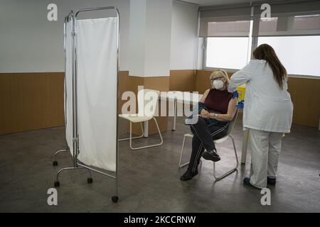 Une infirmière administre le vaccin Pfizer contre Covid-19 à une femme de Casal de Gent Gran quatre Cantons à Barcelone, en Espagne, sur 15 avril 2021. (Photo de Pau de la Calle/NurPhoto) Banque D'Images