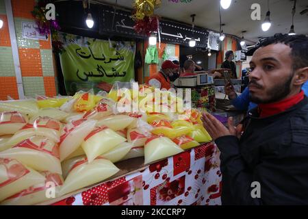 Un homme d'Algérie vend un dessert spécial appelé 'zalabia' et du jus de citron dans une pâtisserie à Boufarik, Algérie, 15 avril 2021. Zalabiya est le dessert le plus populaire pendant le mois Saint du Ramadan en Algérie. Il est mangé comme un dessert spécial. Après le petit déjeuner. Les musulmans du monde entier célèbrent le mois béni du Ramadan en priant la nuit et en s'abstenant de manger et de boire entre le lever et le coucher du soleil. Le Ramadan est le neuvième mois du calendrier islamique. (Photo de Billal Bensalem/NurPhoto) Banque D'Images