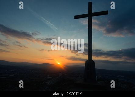 La Croix de l'année Sainte au sommet de Bray Head au coucher du soleil, pendant le confinement de la COVID-19. Le jeudi 15 avril 2021, à Bray, comté de Wicklow, Irlande. (Photo par Artur Widak/NurPhoto) Banque D'Images