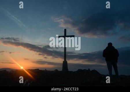 La Croix de l'année Sainte au sommet de Bray Head au coucher du soleil, pendant le confinement de la COVID-19. Le jeudi 15 avril 2021, à Bray, comté de Wicklow, Irlande. (Photo par Artur Widak/NurPhoto) Banque D'Images