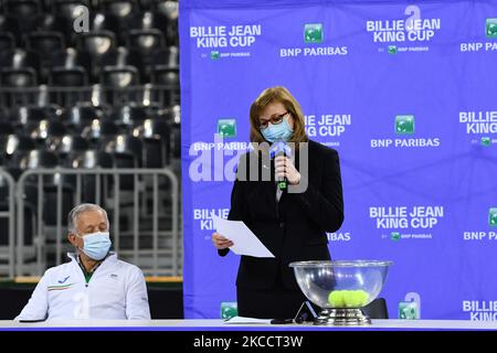 Arbitre Martina Lutkova présentant les équipes pendant les lots de dessin pour le match de la coupe du Roi Billie Jean Play-offs de la Roumanie et de l'Italie à Sala Polivalenta sur 15 avril 2021 à Cluj-Napoca, Roumanie (photo par Flaviu Buboi/NurPhoto) Banque D'Images