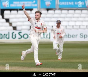 Simon Cook d'Essex célèbre la prise d'Alex Lees de Durham par Adam Wheater d'Essex pendant le LV Insurance County Championship Group 1 Premier jour de quatre entre le CCC d'Essex et le CCC de Durham au terrain du comté de Cloudfm le 15th avril 2021 à Chelmsford, Angleterre (photo par action Foto Sport/NurPhoto) Banque D'Images