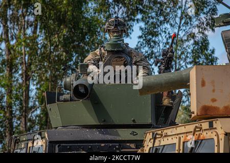 Un soldat de l'armée américaine du 2nd Bataillon, 11th Field Artillery Regiment, 25th Infantry Division, est assis sur une tourelle sur le terrain d'entraînement de Pohakuloa, Hawaii, le 31 octobre 2022. Le joint Pacific multinational Readiness Center 23-01 est une rotation de formation réaliste qui nous permet de répéter le mouvement stratégique et de nous former dans des environnements et des conditions uniques où ils sont le plus susceptibles d'être employés en cas de crise ou de conflit Photo de l'armée par PFC. Mariah Aguilar, 25th Division d'infanterie) Banque D'Images